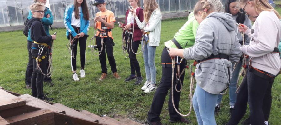 Einweisung im Hochseilgarten